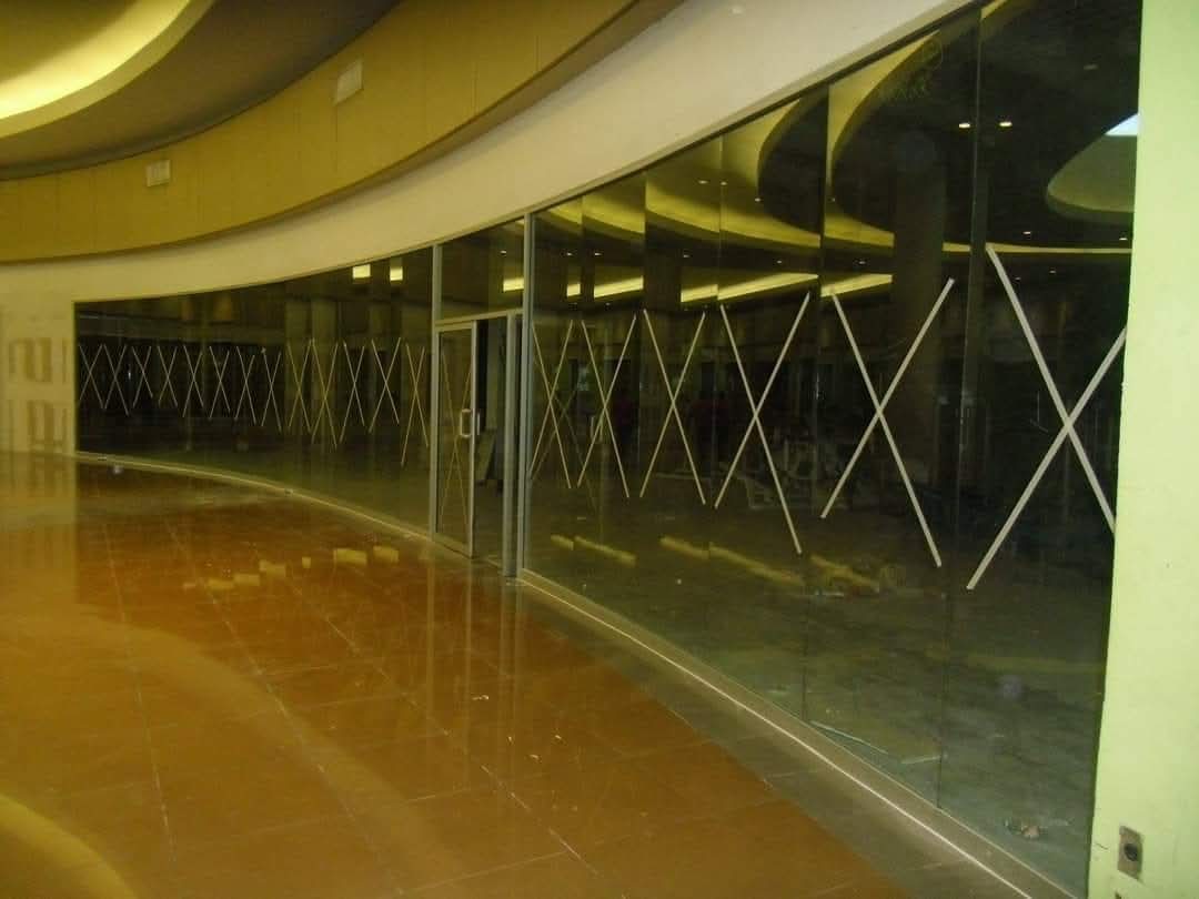 Cristal en espacio comercial