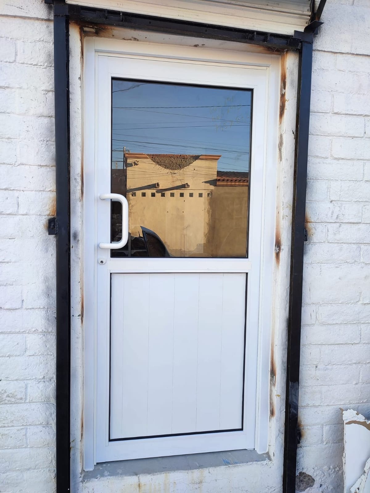 Puerta de aluminio instalada