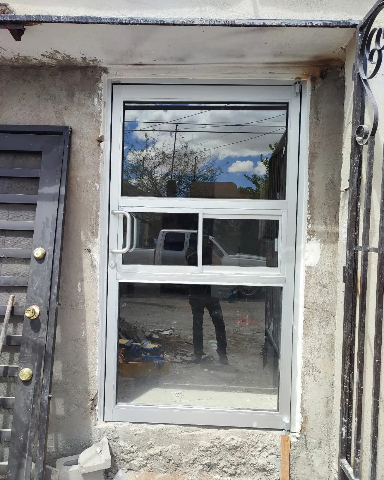 Puerta de aluminio con vidrio